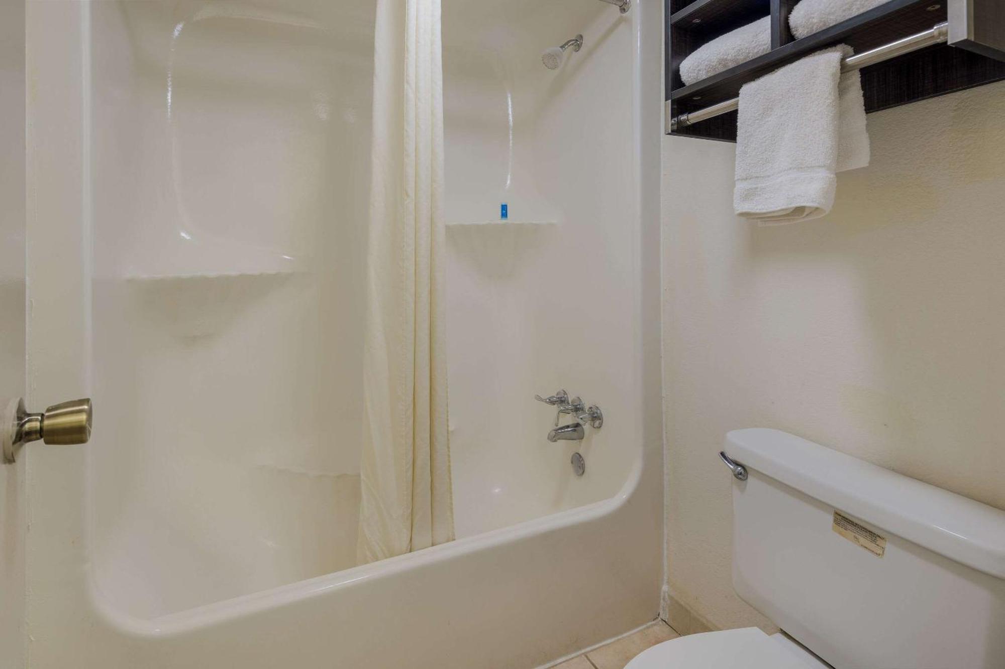 Rodeway Inn Elkton Екстер'єр фото