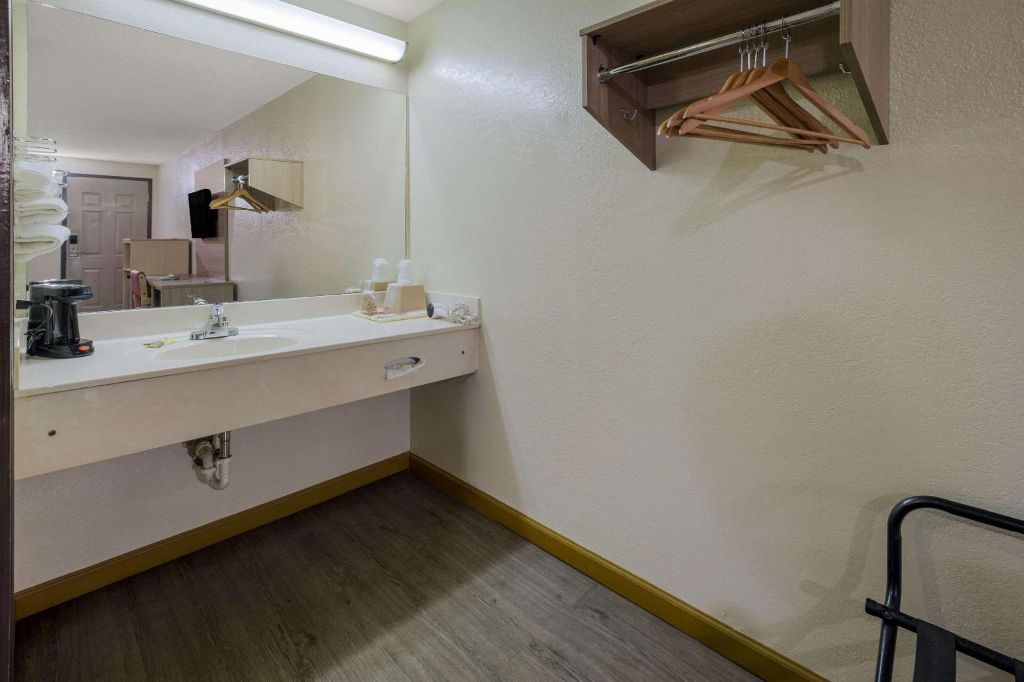 Rodeway Inn Elkton Екстер'єр фото