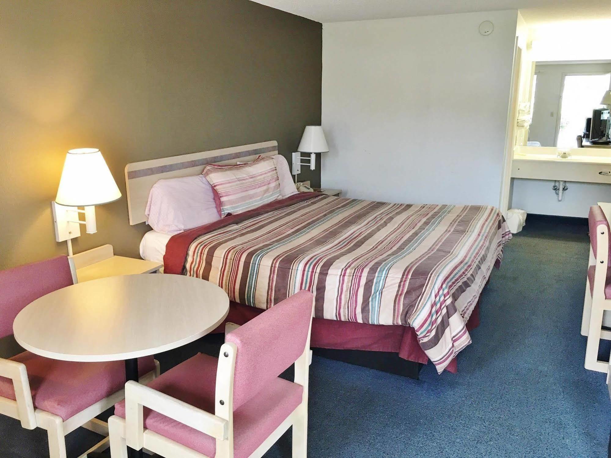 Rodeway Inn Elkton Екстер'єр фото