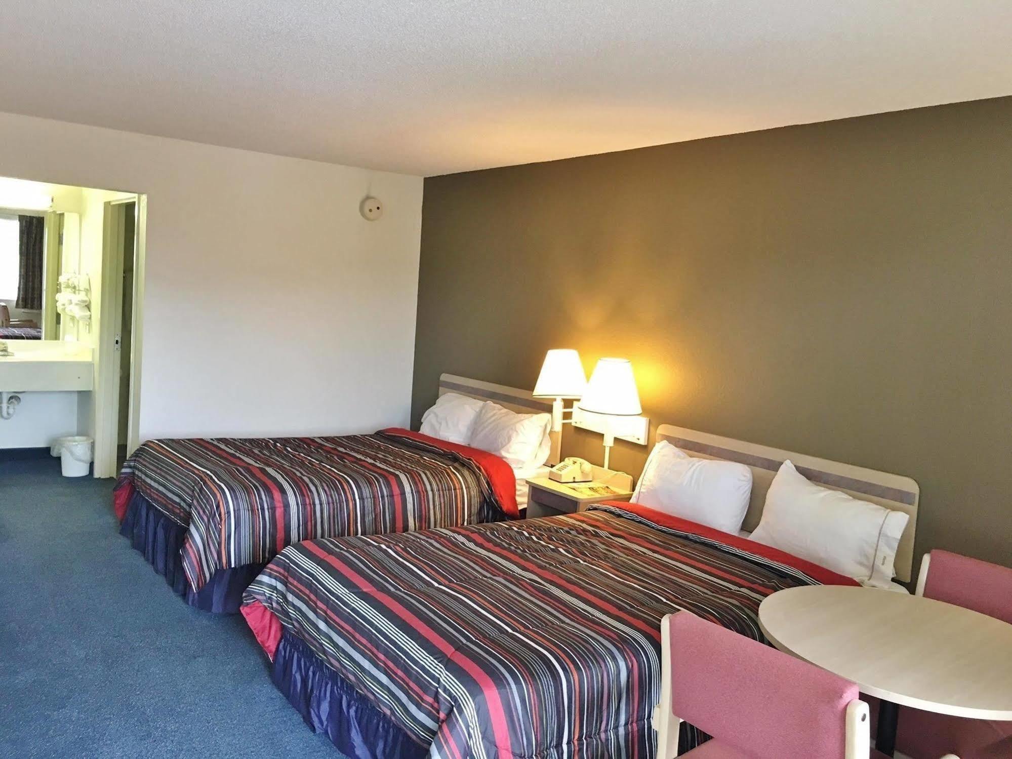 Rodeway Inn Elkton Екстер'єр фото