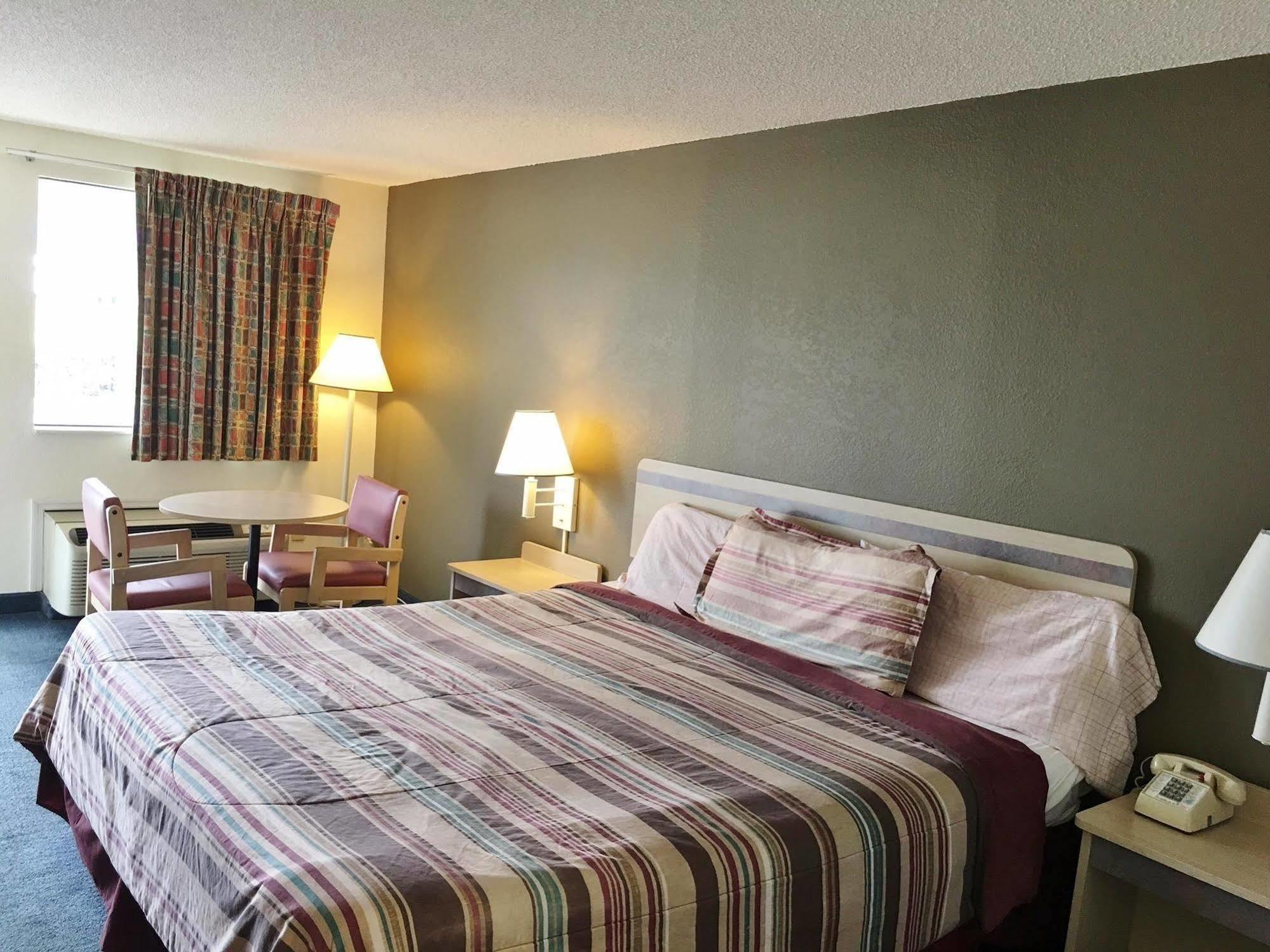 Rodeway Inn Elkton Екстер'єр фото